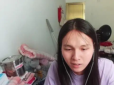 Snapshot of RebelAura chatting on July 7, 6:47 am RebelAura online show from July 7, 6:47 am