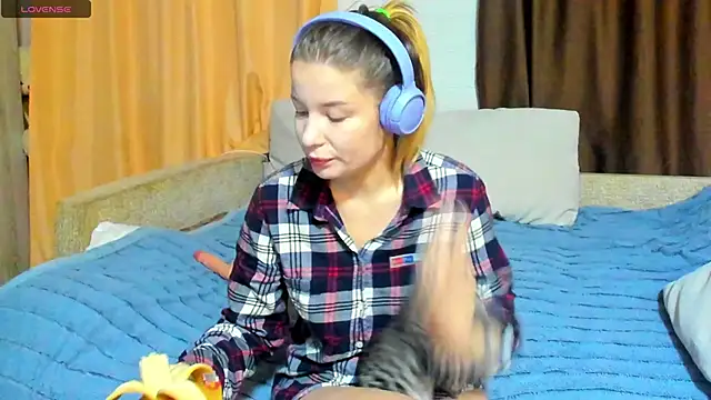 Eva purrr  online show from December 5, 1:25 am