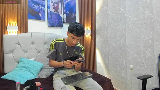 Snapshot of Elian_Julian chatting on November 15, 11:43 pm Elian Julian online show from November 15, 11:43 pm