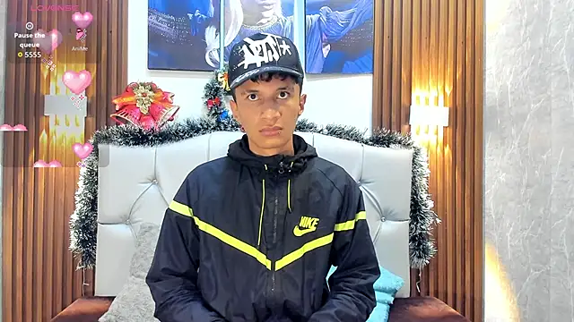 Snapshot of Elian_Julian chatting on November 21, 12:32 am Elian Julian online show from November 21, 12:32 am