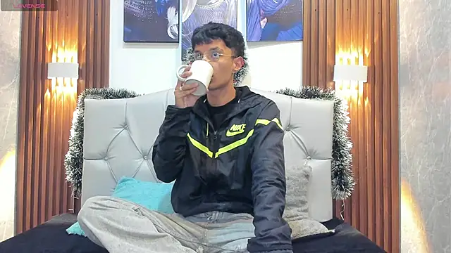 Snapshot of Elian_Julian chatting on November 22, 7:46 pm Elian Julian online show from November 22, 7:46 pm