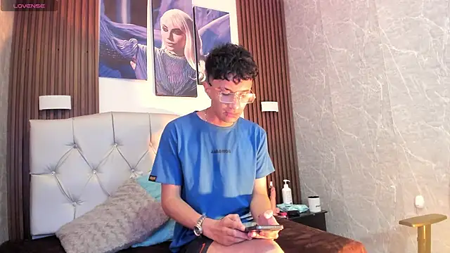 Snapshot of Elian_Julian chatting on November 28, 12:02 am Elian Julian online show from November 28, 12:02 am