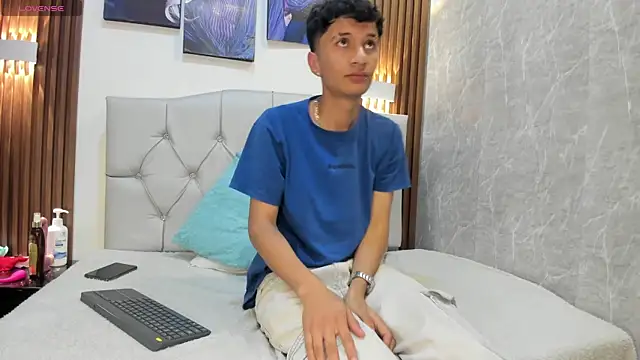 Snapshot of Elian_Julian chatting on December 1, 11:21 pm Elian Julian online show from December 1, 11:21 pm