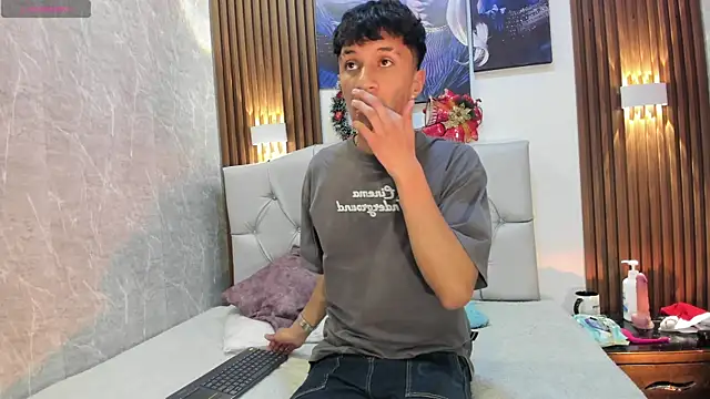 Snapshot of Elian_Julian chatting on December 2, 11:45 pm Elian Julian online show from December 2, 11:45 pm