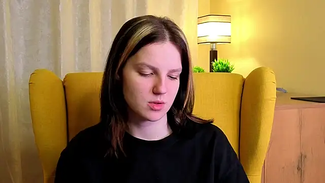 LatinaHuguenin online show from April 11, 9:08 pm