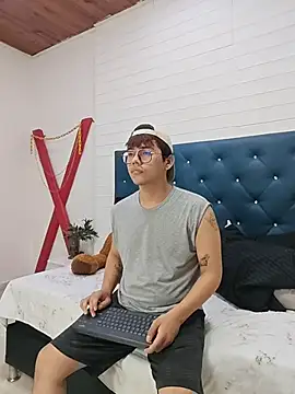 Snapshot of benjiDom chatting on November 11, 12:05 pm benjiDom online show from November 11, 12:05 pm