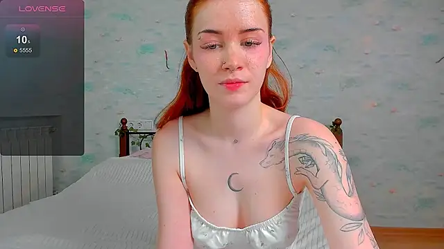 Snapshot of alice_with_freckles chatting on June 4, 7:47 am alice with freckles online show from June 4, 7:47 am