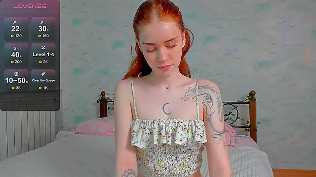 Snapshot of alice_with_freckles chatting on June 7, 9:57 am alice with freckles online show from June 7, 9:57 am