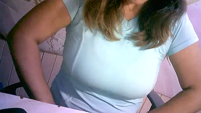 Snapshot of Zulreyna chatting on July 3, 5:14 am Zulreyna online show from July 3, 5:14 am