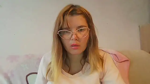 Snapshot of HornyElena chatting on December 2, 1:17 pm HornyElena online show from December 2, 1:17 pm