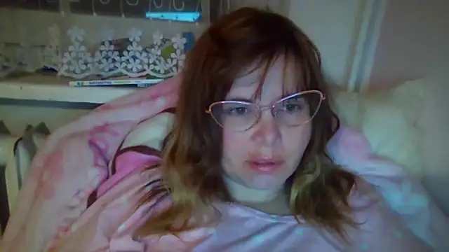 Snapshot of HornyElena chatting on December 4, 9:23 pm HornyElena online show from December 4, 9:23 pm