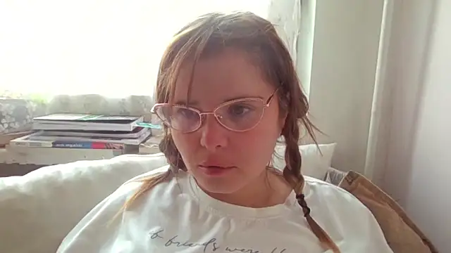 Snapshot of HornyElena chatting on December 16, 11:48 am HornyElena online show from December 16, 11:48 am