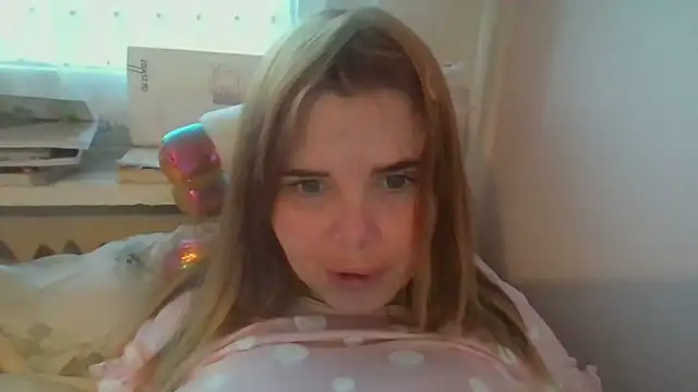 Snapshot of HornyElena chatting on December 18, 2:34 pm HornyElena online show from December 18, 2:34 pm