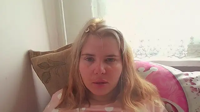Snapshot of HornyElena chatting on April 19, 3:00 pm HornyElena online show from April 19, 3:00 pm