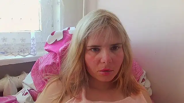 Snapshot of HornyElena chatting on April 21, 10:32 am HornyElena online show from April 21, 10:32 am