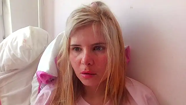Snapshot of HornyElena chatting on April 24, 10:28 am HornyElena online show from April 24, 10:28 am