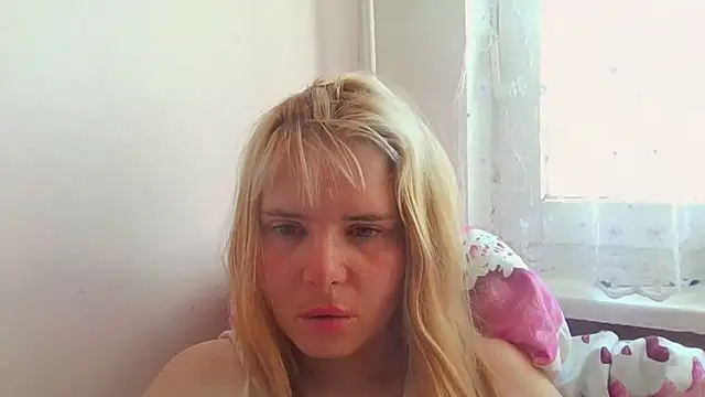 Snapshot of HornyElena chatting on April 28, 10:20 am HornyElena online show from April 28, 10:20 am