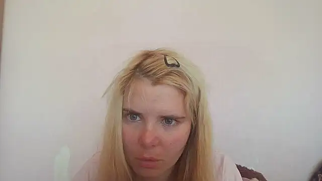 Snapshot of HornyElena chatting on June 24, 8:24 am HornyElena online show from June 24, 8:24 am