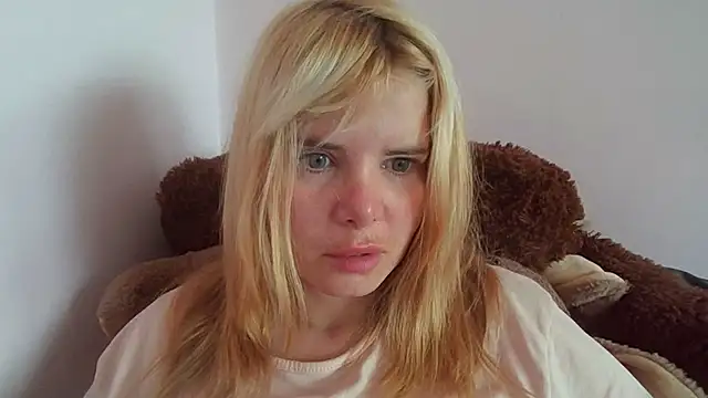Snapshot of HornyElena chatting on July 6, 8:11 am HornyElena online show from July 6, 8:11 am