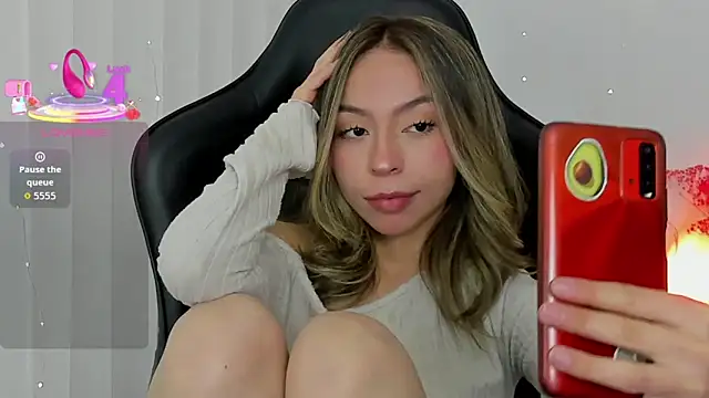 LuluuBerry online show from January 8, 7:27 pm