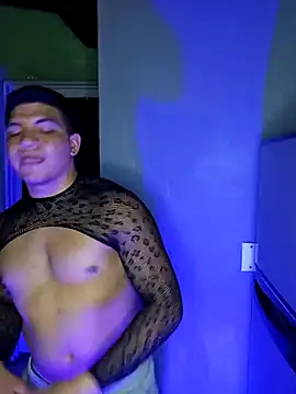 Snapshot of UrielRay13 chatting on November 12, 3:40 am UrielRay13 online show from November 12, 3:40 am