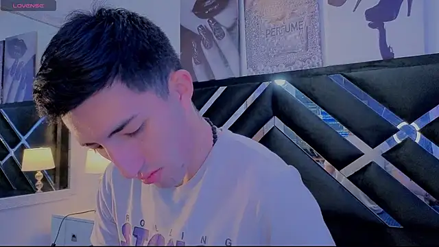 Un Sluttyy online show from April 9, 11:26 am