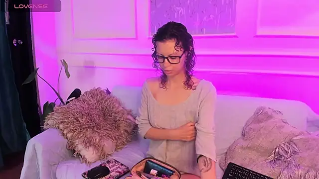 AliceMadnes online show from February 8, 12:30 pm