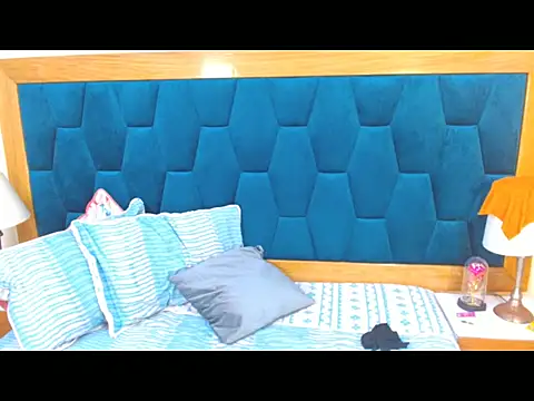 Snapshot of morrigan_luxus2 chatting on December 14, 11:31 pm morrigan luxus2 online show from December 14, 11:31 pm