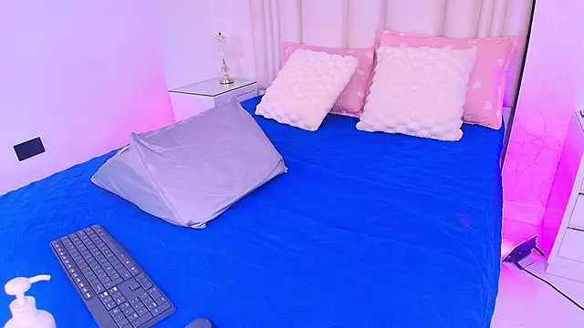 alanarose18 online show from April 17, 7:17 pm