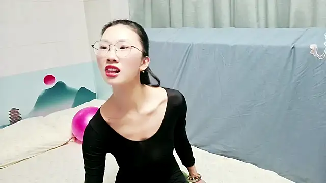 Snapshot of QIQIZHAO-2025 chatting on December 1, 12:43 pm QIQIZHAO-2025 online show from December 1, 12:43 pm