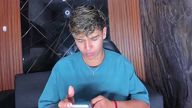 Timmy Kiing  online show from December 3, 9:13 pm