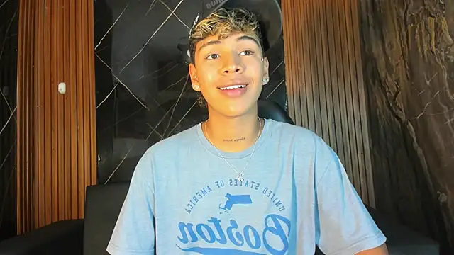 Timmy Kiing  online show from December 4, 8:39 pm