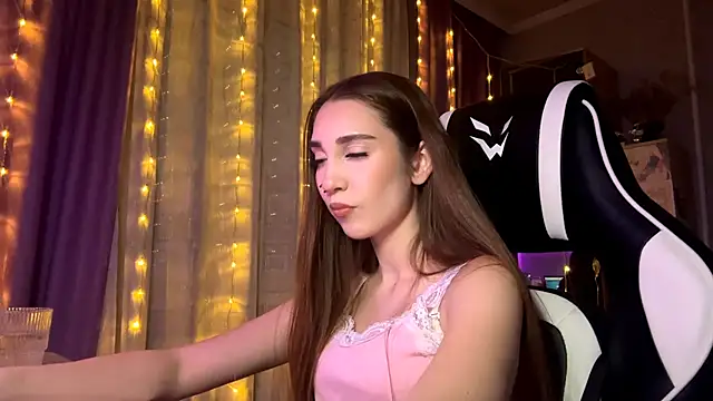 HollyPaw online show from December 20, 8:05 pm