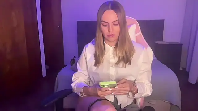 Snapshot of MiaGlows chatting on November 25, 12:54 am MiaGlows online show from November 25, 12:54 am