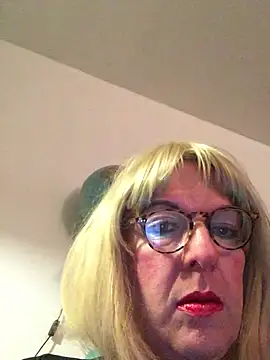 simone xdressing online show from April 3, 11:47 pm