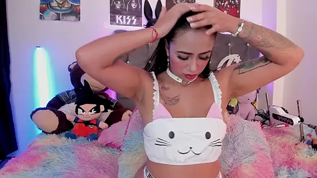 lunabritton1 online show from December 19, 4:19 am