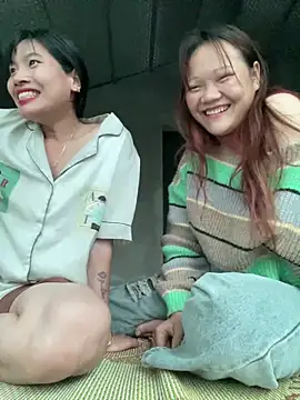 Snapshot of m-mbae chatting on May 3, 1:00 am m-mbae online show from May 3, 1:00 am