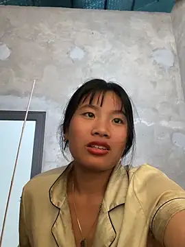 Snapshot of m-mbae chatting on May 5, 12:51 am m-mbae online show from May 5, 12:51 am