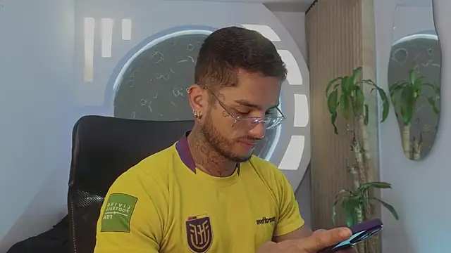 Snapshot of Alanrodgers chatting on April 3, 11:52 am Alanrodgers online show from April 3, 11:52 am