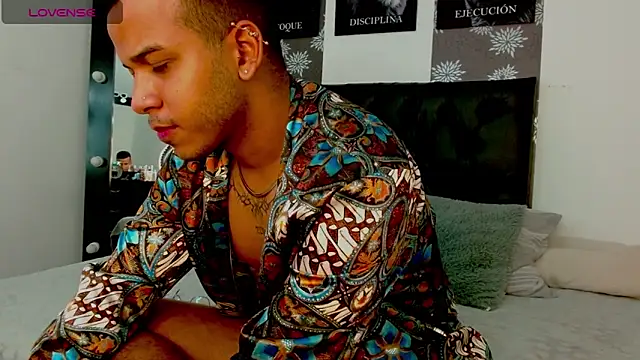 Snapshot of matthewlewis01 chatting on November 18, 6:45 pm matthewlewis01 online show from November 18, 6:45 pm