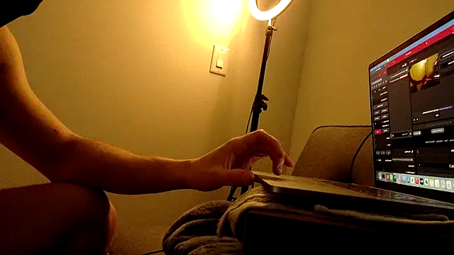 Snapshot of sculpteddesire chatting on November 21, 7:23 pm sculpteddesire online show from November 21, 7:23 pm