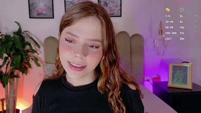 Snapshot of sienna_bloo chatting on December 16, 1:49 pm sienna bloo online show from December 16, 1:49 pm