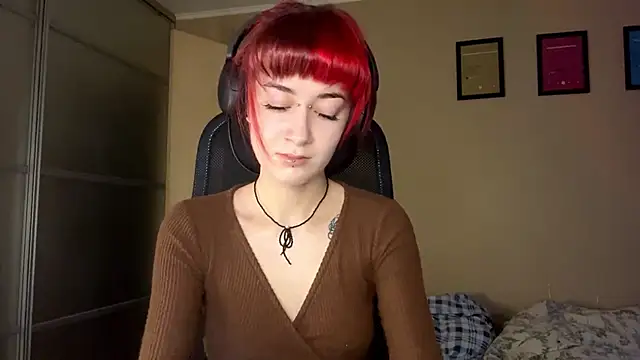 Snapshot of EmilySkyline chatting on December 18, 5:02 am EmilySkyline online show from December 18, 5:02 am