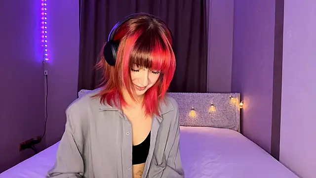 Snapshot of EmilySkyline chatting on January 8, 1:13 pm EmilySkyline online show from January 8, 1:13 pm