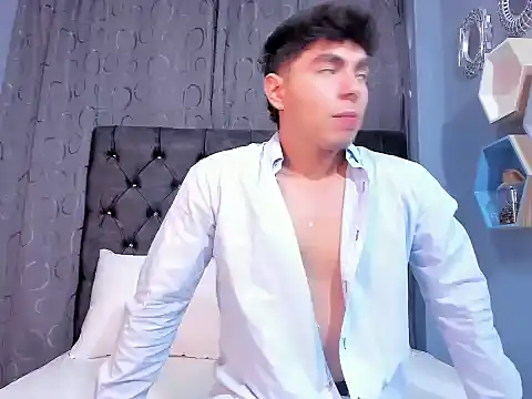 Dereck delaVega online show from April 22, 8:32 pm