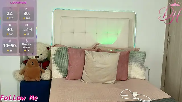Daphne Hills online show from June 4, 7:09 pm