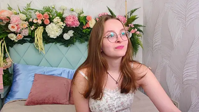 Snapshot of MadisonSmitt chatting on December 15, 5:12 am MadisonSmitt online show from December 15, 5:12 am