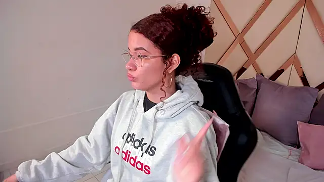 Snapshot of avrilwaynee chatting on December 22, 11:51 am avrilwaynee online show from December 22, 11:51 am