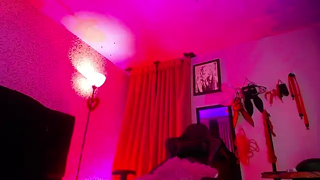 Snapshot of Noise_Lux33 chatting on February 23, 2:36 pm Noise Lux33 online show from February 23, 2:36 pm