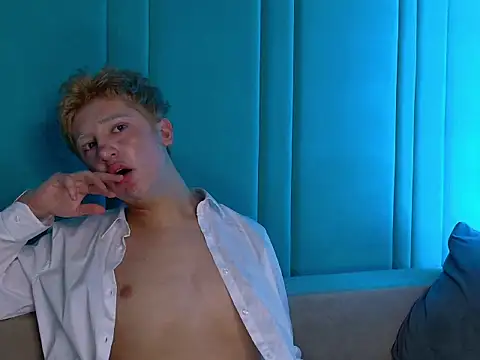 Snapshot of LucasFinister chatting on November 17, 6:24 pm LucasFinister online show from November 17, 6:24 pm